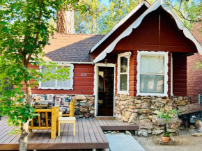 The Vintage Bear Cabin - wonderful, well appointed cabin with a native rock fireplace!